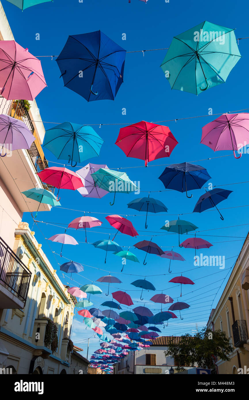 Sonnenschirme Straße in Pula, Sardinien, Italien Stockfoto