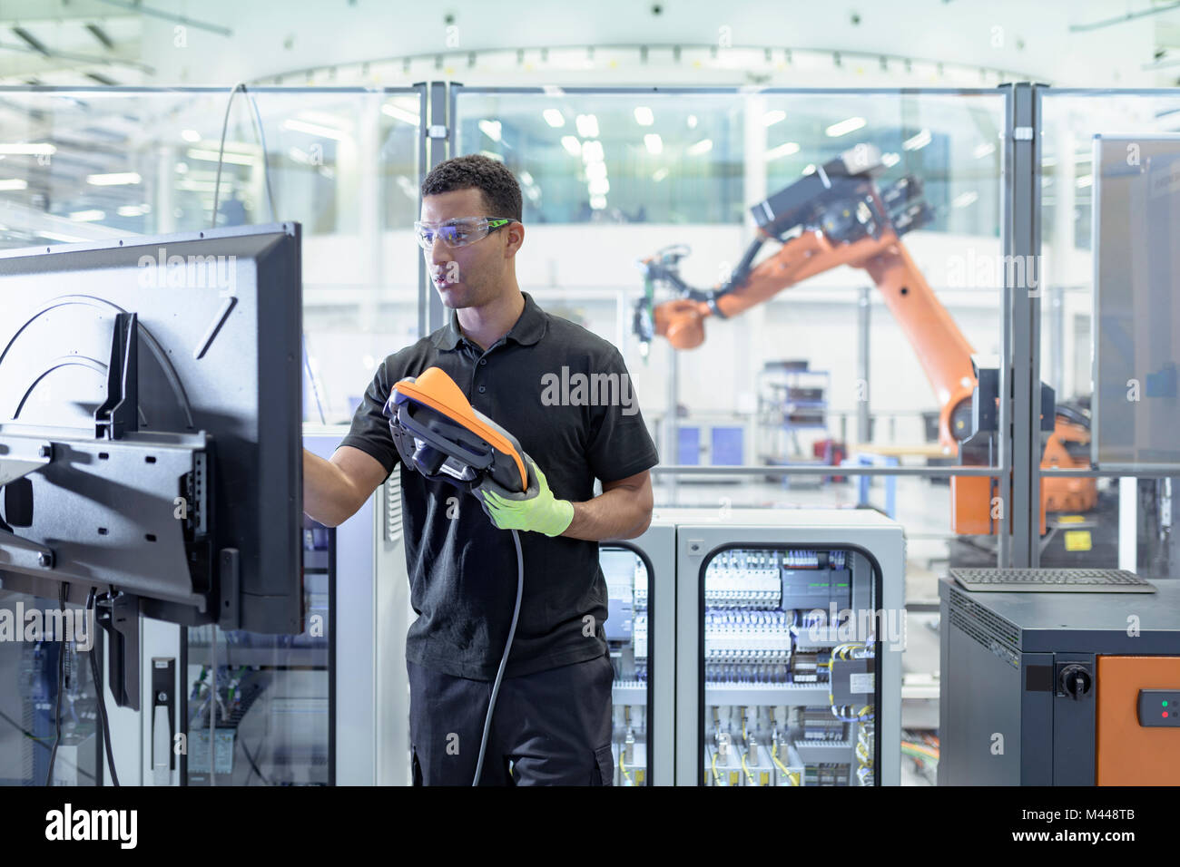 Ingenieur Programmierung Roboter in Robotics Research Facility Stockfoto