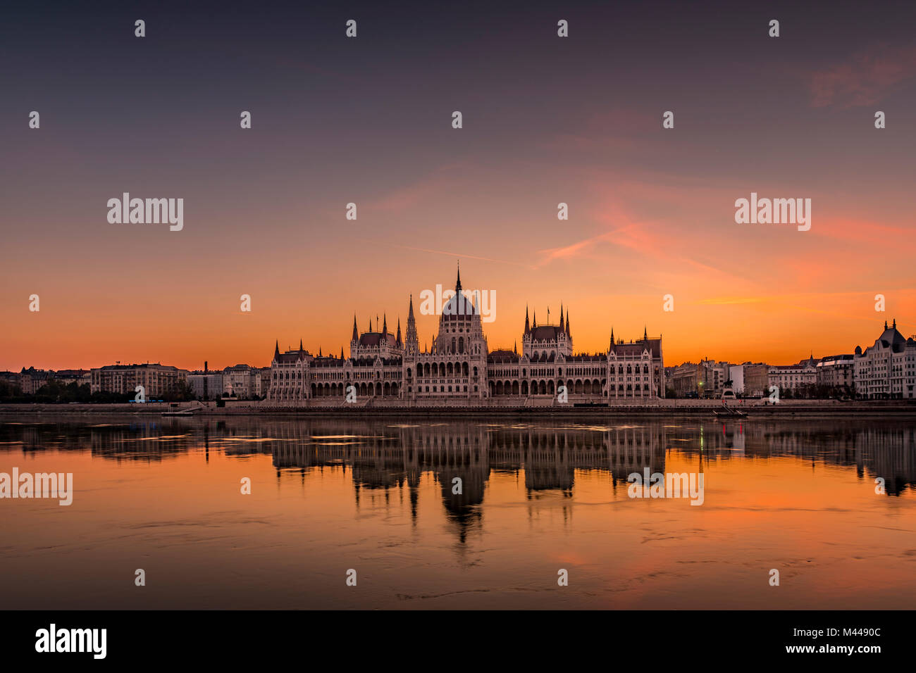 Sunrise mit dem Parlament und Wasser Reflexion in der Donau, Budapest, Ungarn Stockfoto