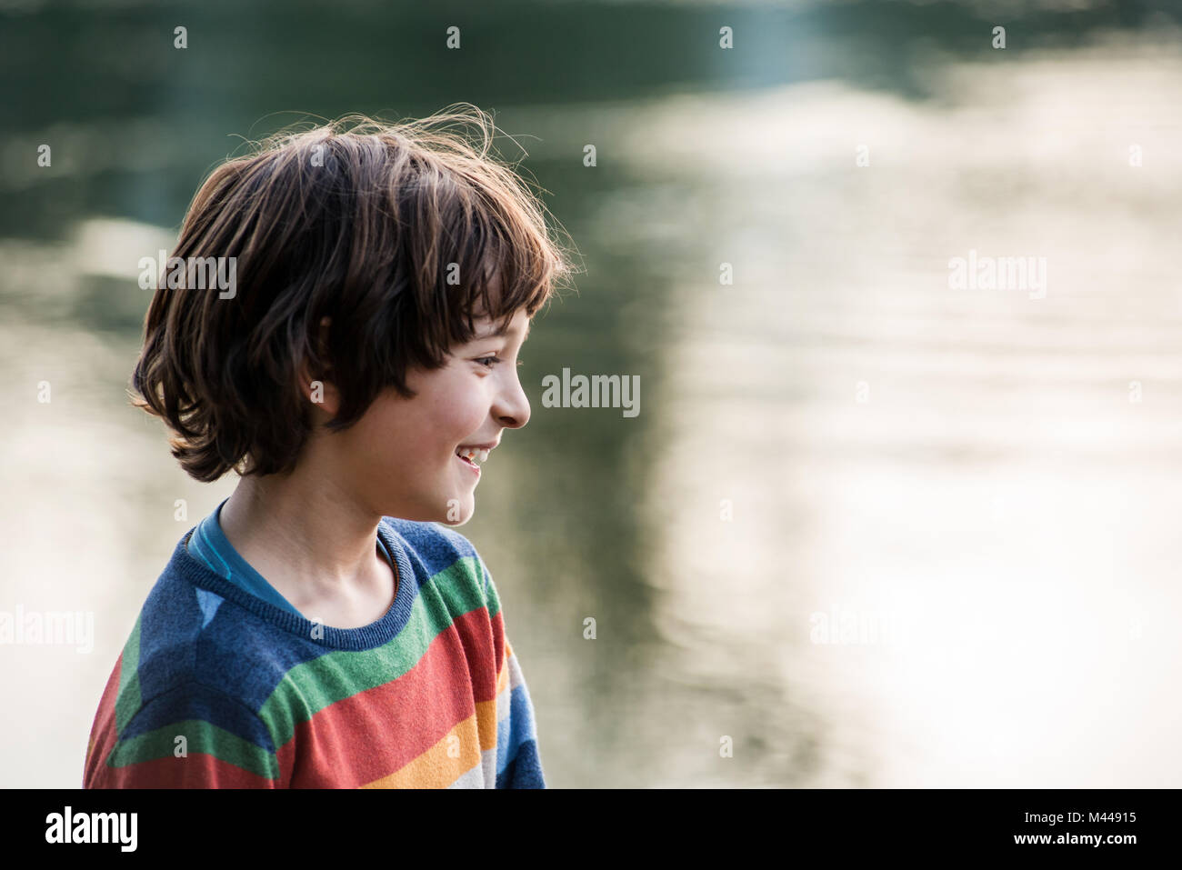 Happy Boy von Fluss, Calolziocorte, Lombardei, Italien Stockfoto
