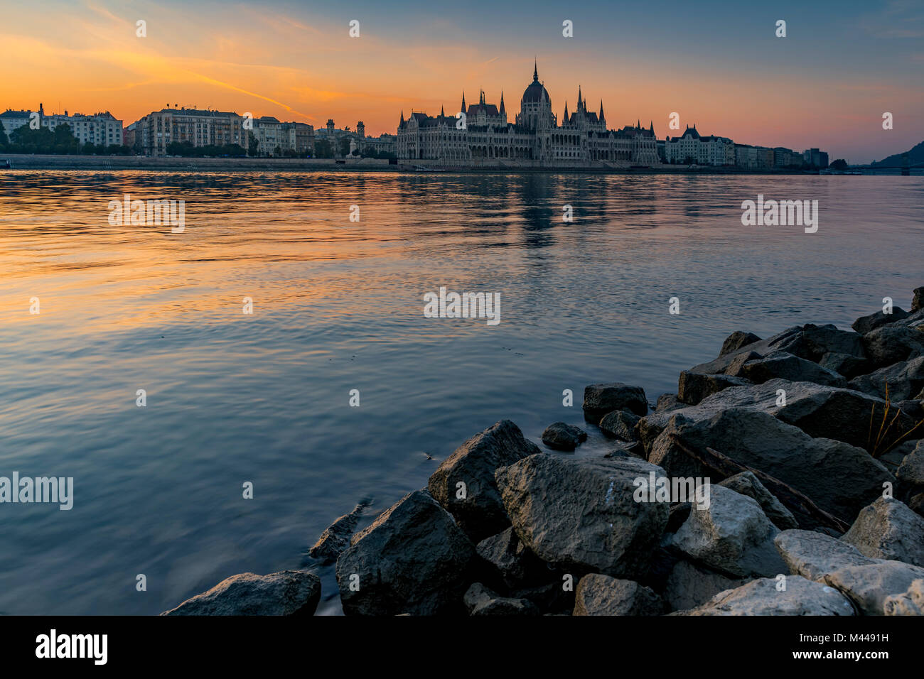 Sunrise mit dem Parlament und der Donau, Budapest, Ungarn Stockfoto