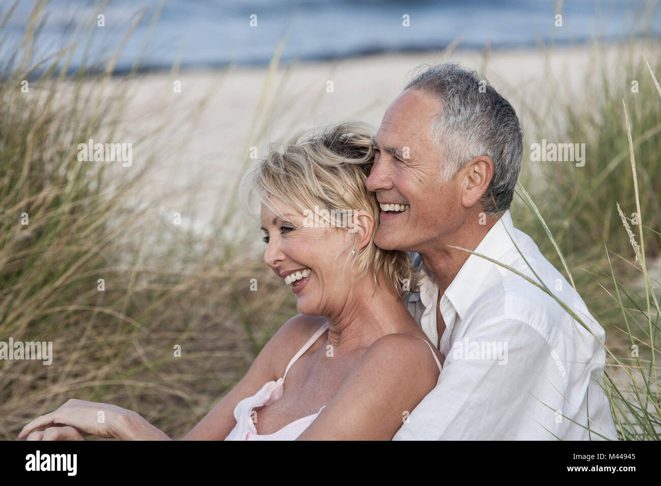 Paar umarmen am Strand, Palma de Mallorca, Spanien Stockfoto