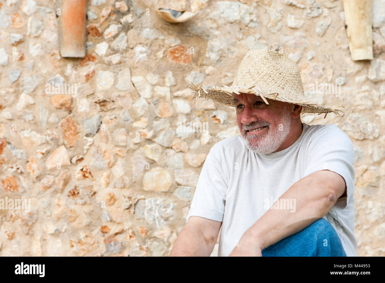 Portrait von älteren Mann, Draußen, tragen, Stroh, Hut Stockfoto
