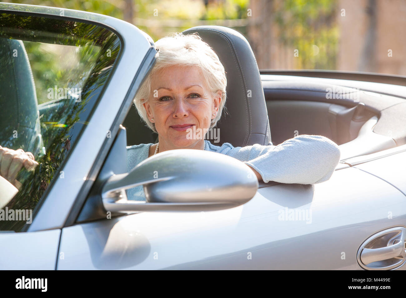 Portrait der älteren Frau in Cabrio Stockfoto
