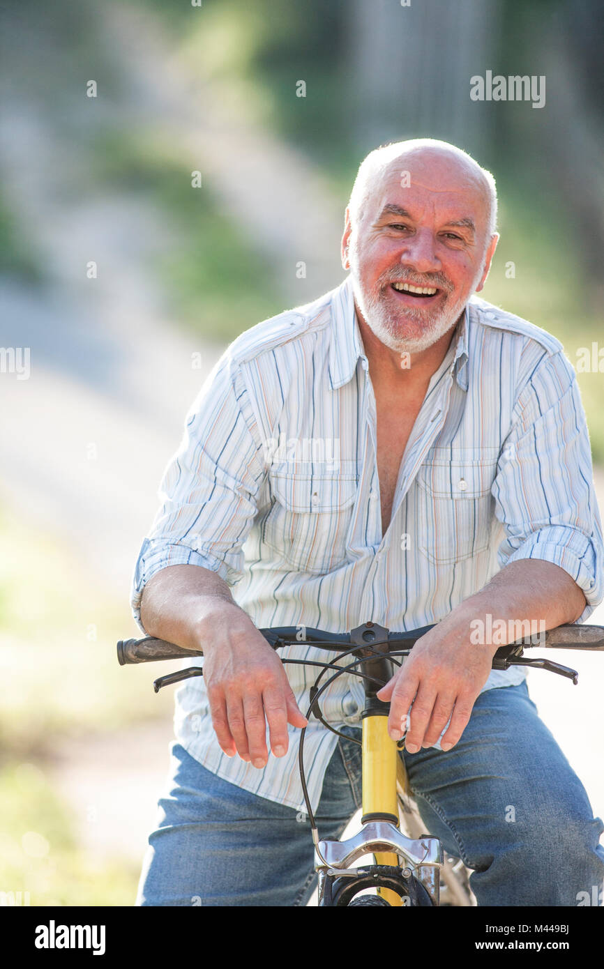 Porträt der ältere Mann auf dem Fahrrad Stockfoto