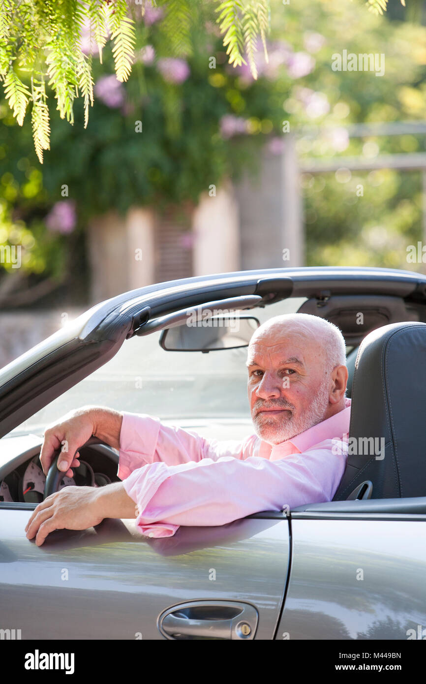Portrait von älteren Mann in Cabrio Stockfoto