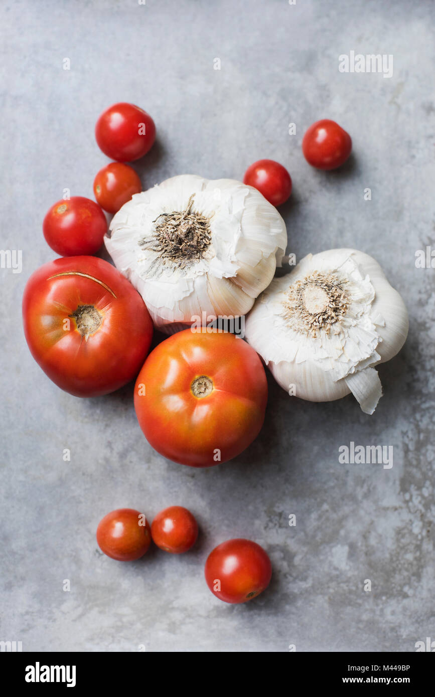 Frische Tomaten und Knoblauch Stockfoto