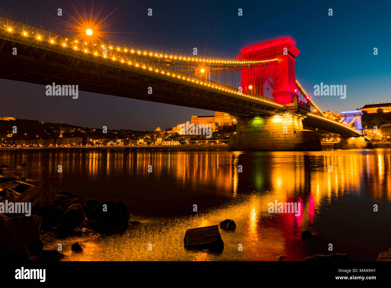 Beleuchteter Kettenbrücke über die Donau an der Blauen Stunde, Budapest, Ungarn Stockfoto