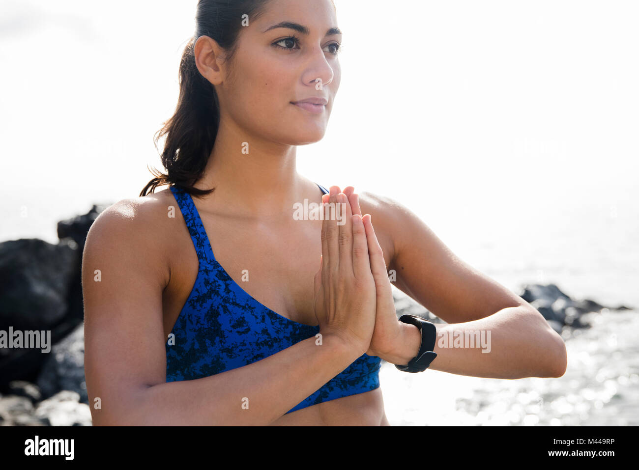 Junge Frau mit Yoga Meditation am Strand, Las Palmas, Kanarische Inseln, Spanien Stockfoto