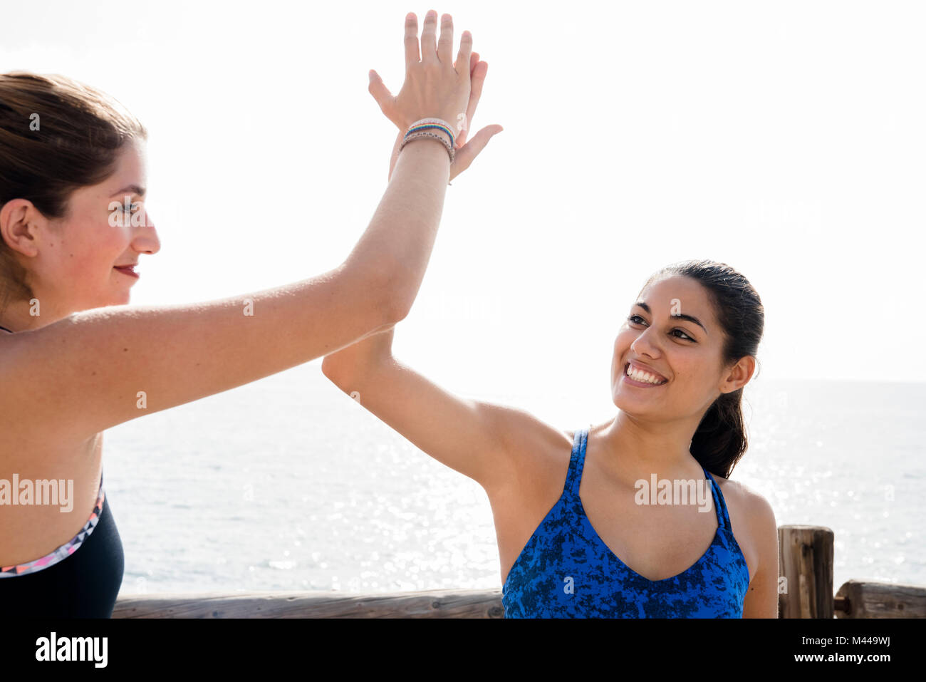 Zwei junge Frauen training zusammen auf Meer Wasser, hohe FIVING Stockfoto