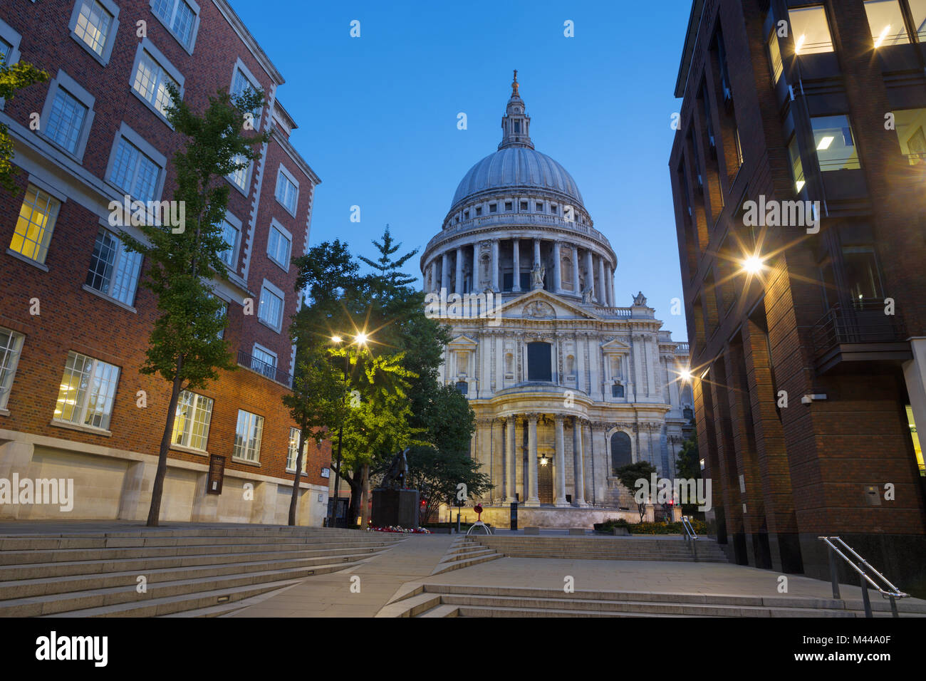 London - St. Paul Kathedrale - Süd Fassade in der Abenddämmerung. Stockfoto London - St. Paul Kathedrale - Süd Fassade in der Abenddämmerung. Stockfoto