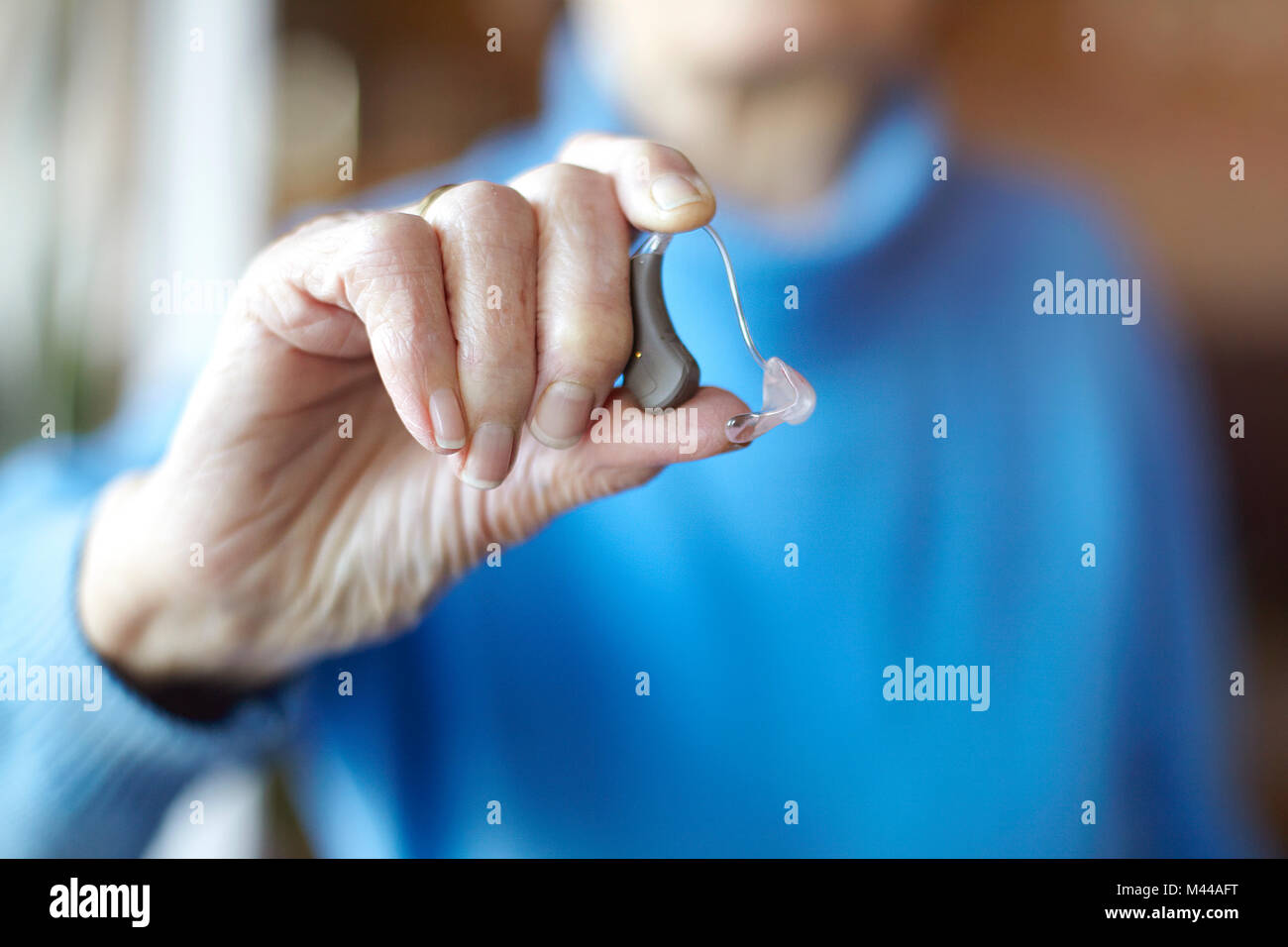 Ältere Frau mit Hörgerät, close-up Stockfoto