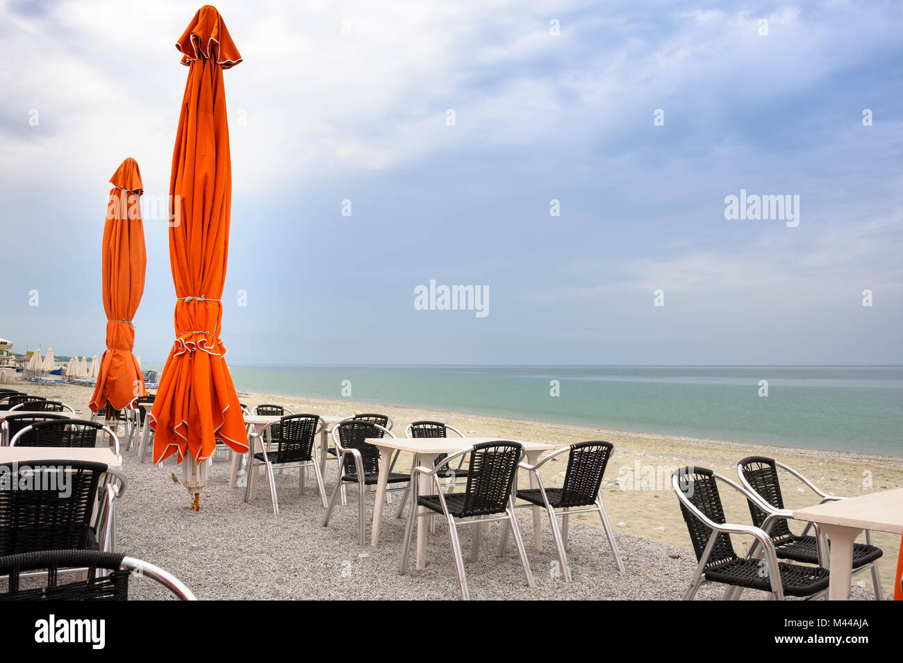 Strandcafé mit leeren Tischen und Stühlen Stockfoto