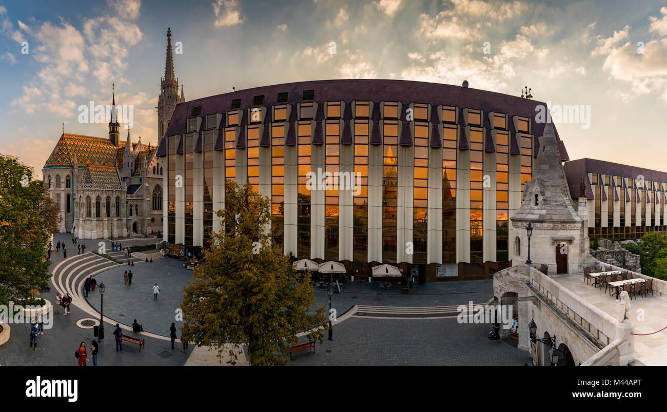 Moderne Fassade des Hilton Hotel mit Mathias Kirche und Fisherman's Bastion, Budapest, Ungarn Stockfoto