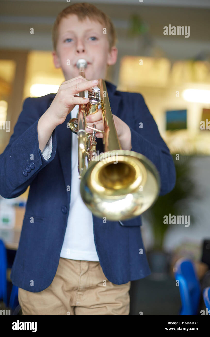 Schüler spielen Trompete in der Grundschule Klassenzimmer Stockfoto