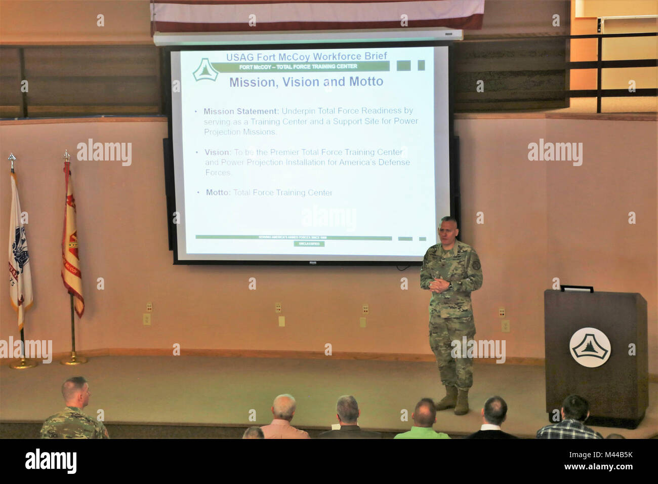 Garrison Commander Oberst David J. Pinter Sr. bietet seine jährliche Unterrichtung zum Fort McCoy Belegschaft Jan. 24, 2018, in Gebäude 905 am Fort McCoy, Wis Pinter zwei Arbeitskräfte Briefings zu den Hunderten von Fort McCoy Mitarbeiter wo er viele Pläne, Programme diskutiert werden, und zukünftigen Bemühungen bei der Installation. (U.S. Armee Stockfoto