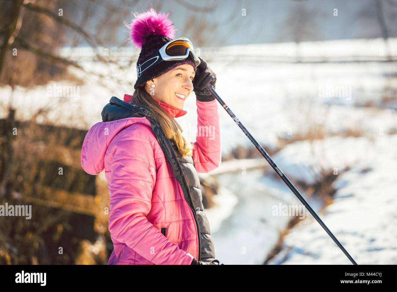 Passende Frau Nordic Walking im Winter Landschaft Stockfoto
