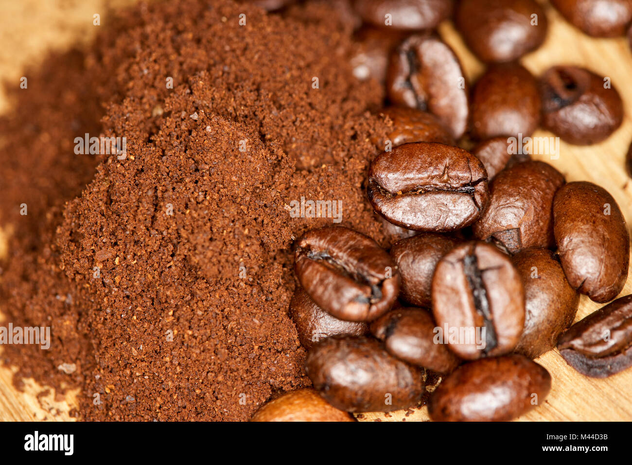 Grob mahlen frisch gemahlenen Kaffee mit Mischung aus Arabica und Robusta  Kaffeebohnen Stockfotografie - Alamy