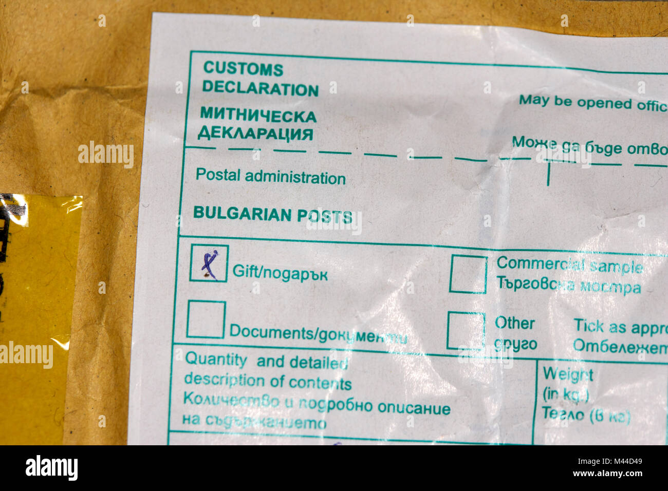 Zollanmeldung auf Paket aus Bulgarien als Geschenk markiert gesendet Stockfoto