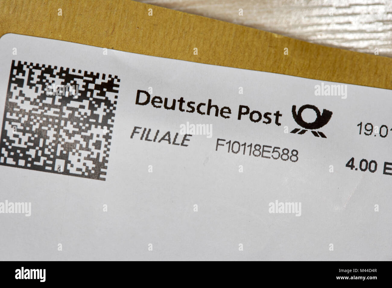 Deutsche Post gedruckten Stempel inklusive QR-Code auf ein Paket in Deutschland Stockfoto