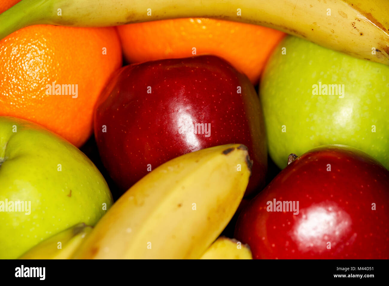 Frisches Obst inklusive rote und grüne Äpfel, Orangen und Bananen Stockfoto