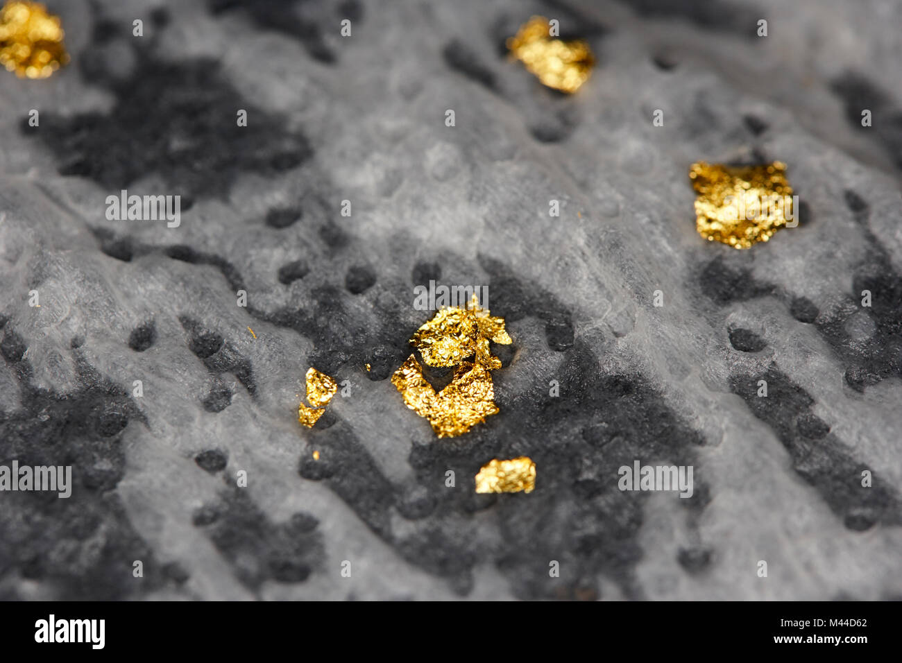 Wiederherstellen von Flocken von Gold von elektrischen Komponenten Stockfoto