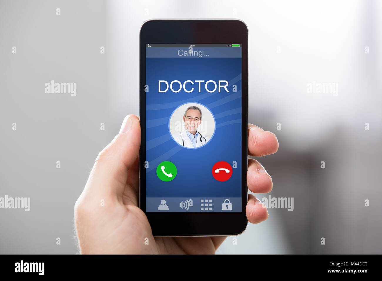 Nahaufnahme einer Hand, die Smart Phone mit Arzt, der eingehende Anruf auf der Anzeige Stockfoto