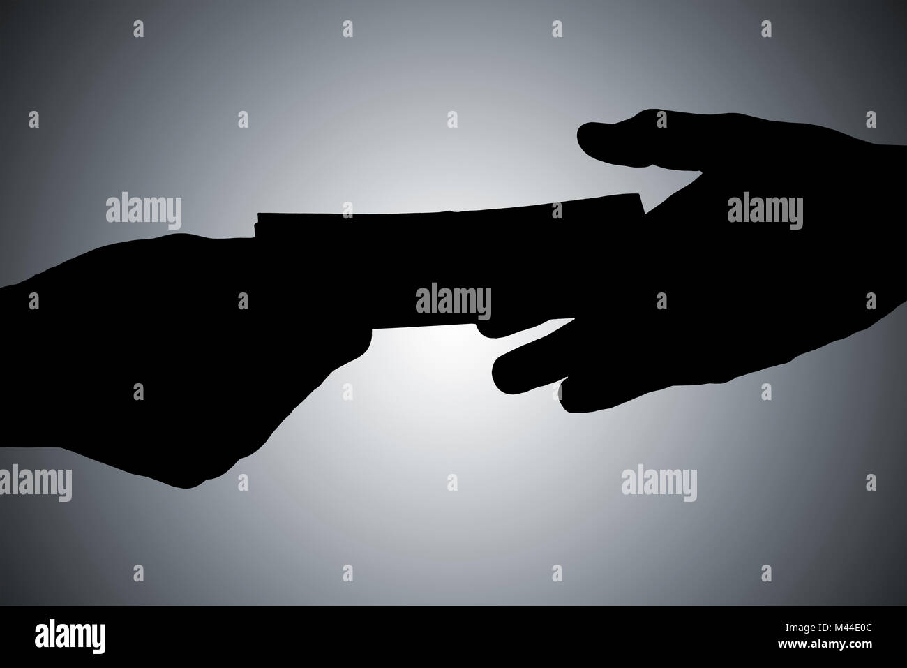 Silhouette der Hände geben Bestechung gegen grauer Hintergrund Stockfoto