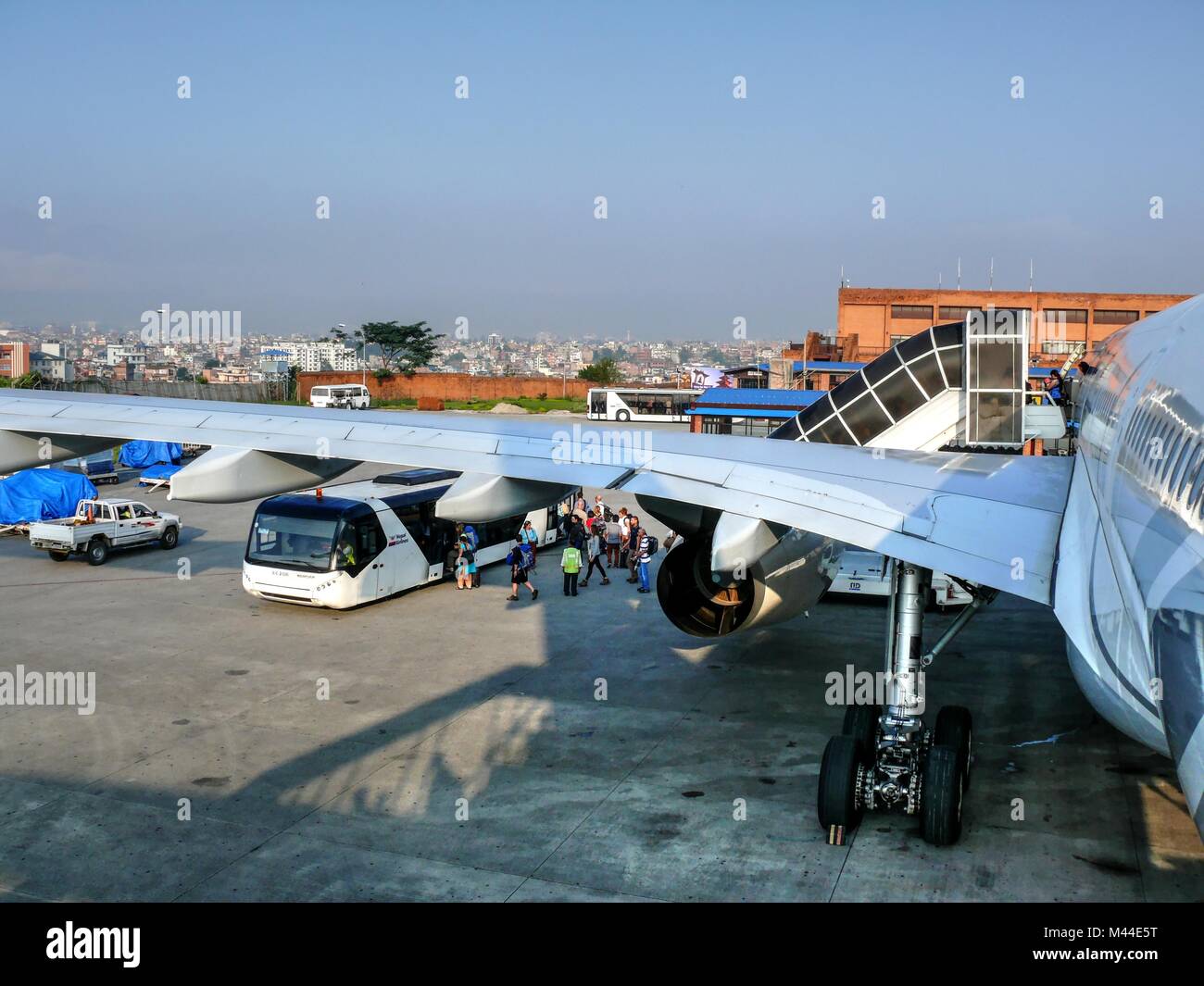 Tribhuvan International Airport - Kathmandu, Nepal, September 6, 2013: Passagiere verlassen Sie das Flugzeug nach Land. Stockfoto