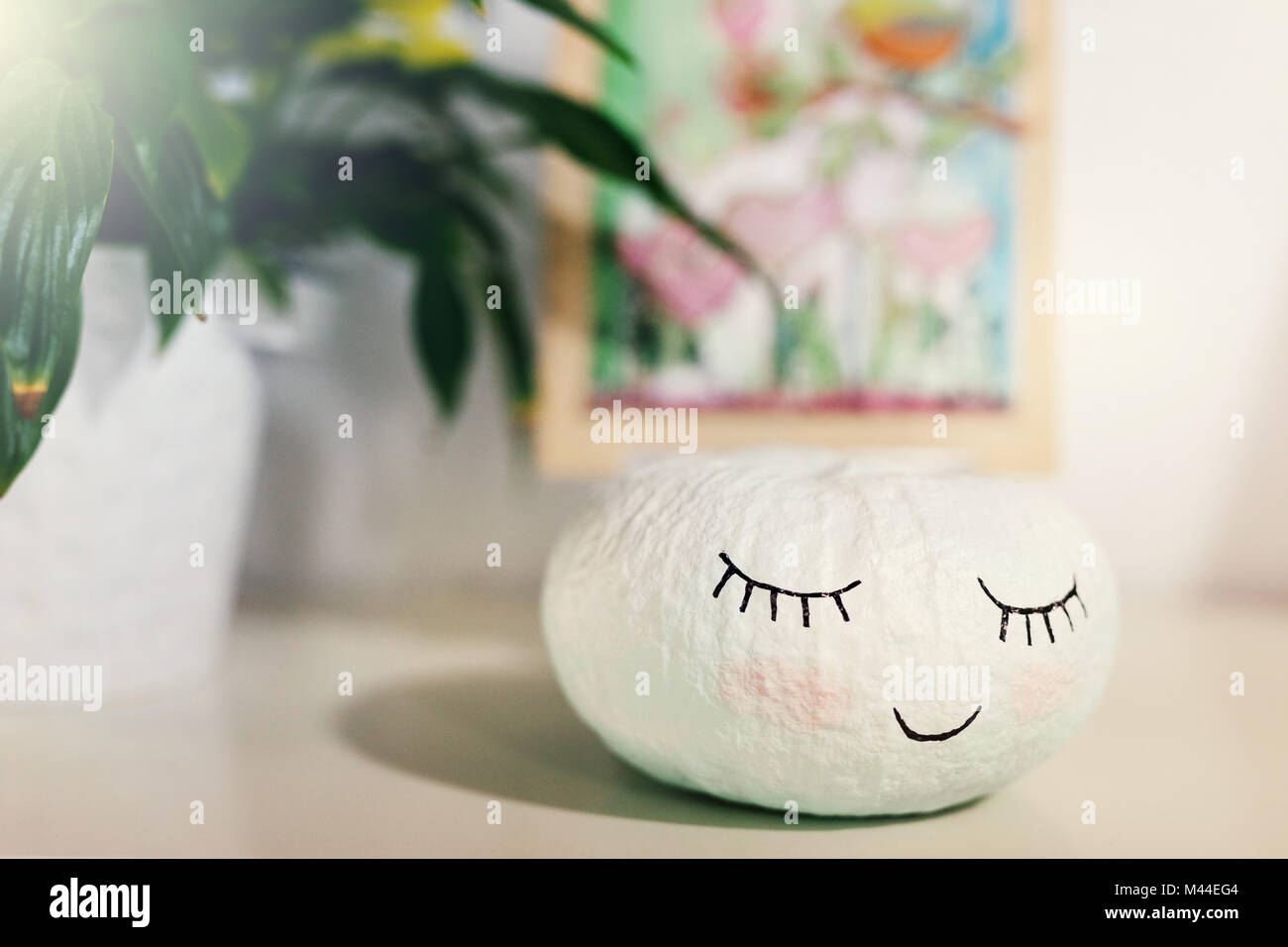 Kürbis von Hand mit einem hübschen Gesicht gemalt Stockfoto