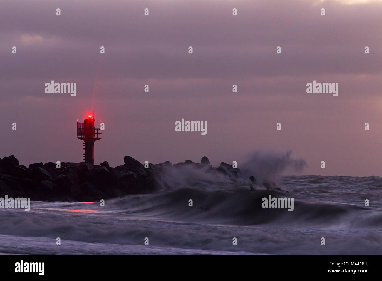 Hafeneinfahrt von Thorsminde mit Leuchtfeuer in der Nacht. Dänemark Stockfoto