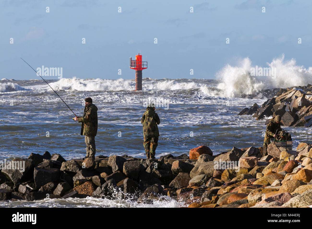 Angler am Hafen von Thorsminde während Storm Front Herwart an der dänischen Nordseeküste (29.10.2017) Stockfoto