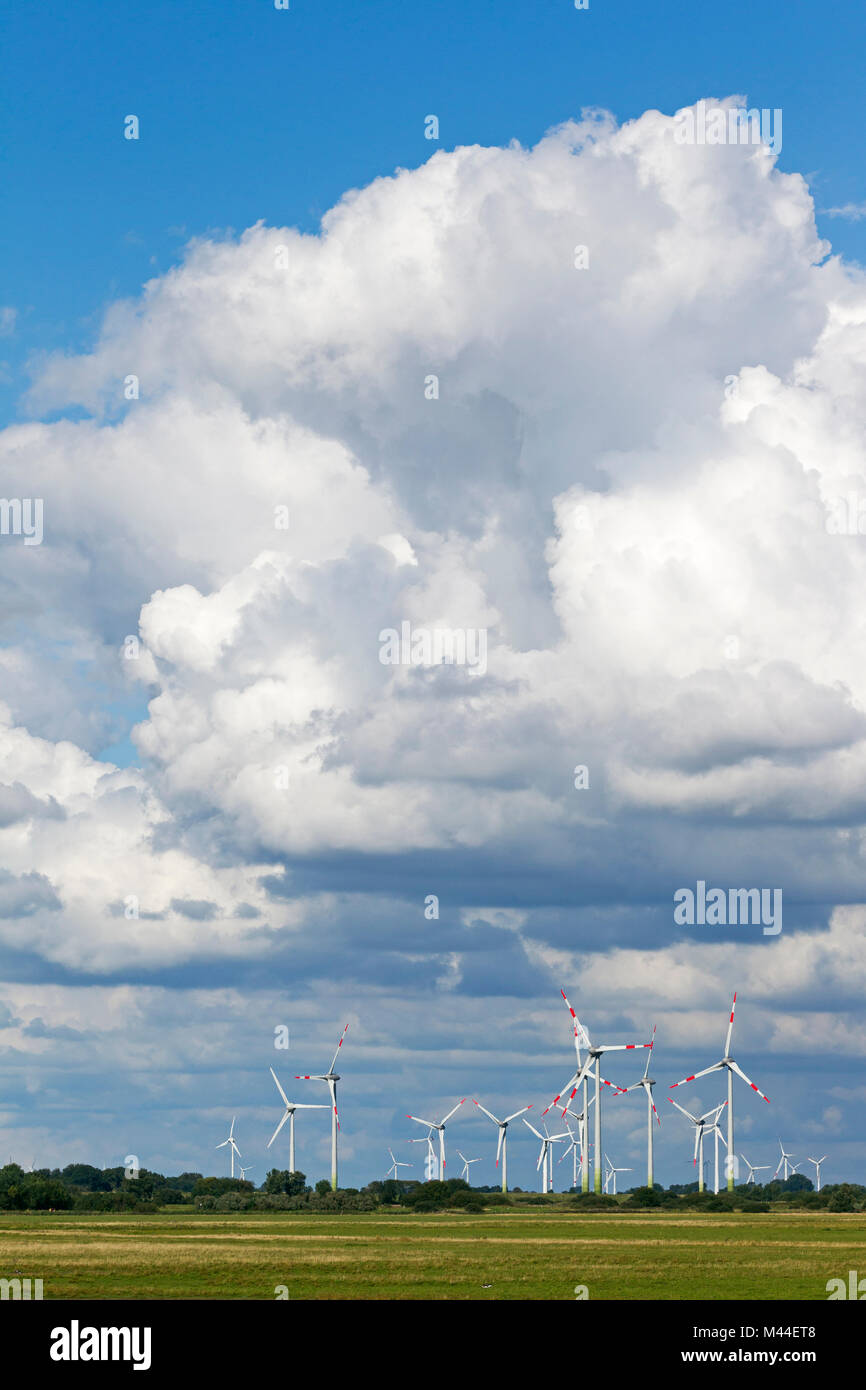Windkraftanlagen in der Nordsee. Dithmarschen, Schleswig-Holstein, Deutschland Stockfoto