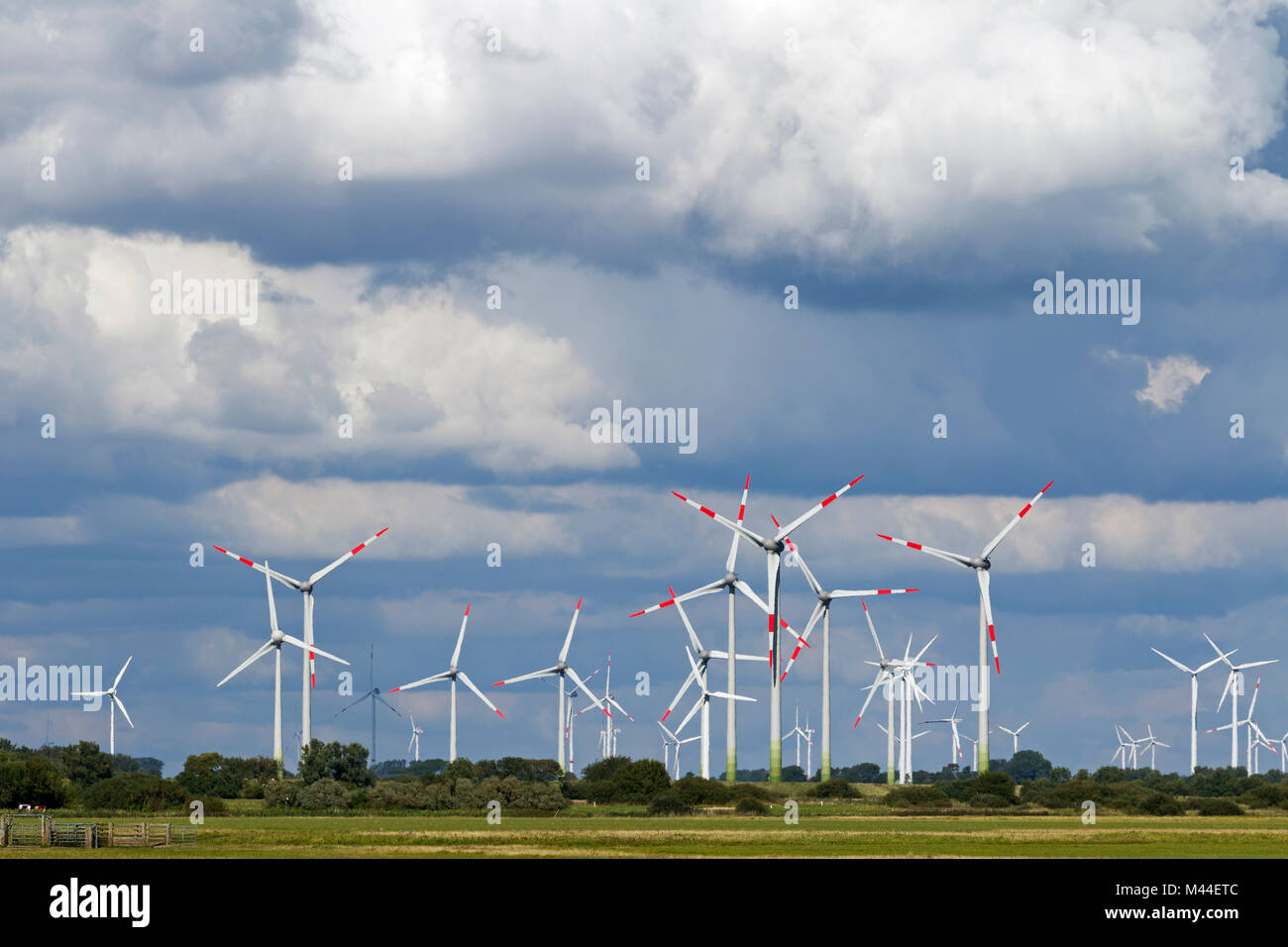 Windkraftanlagen in der Nordsee. Dithmarschen, Schleswig-Holstein, Deutschland Stockfoto