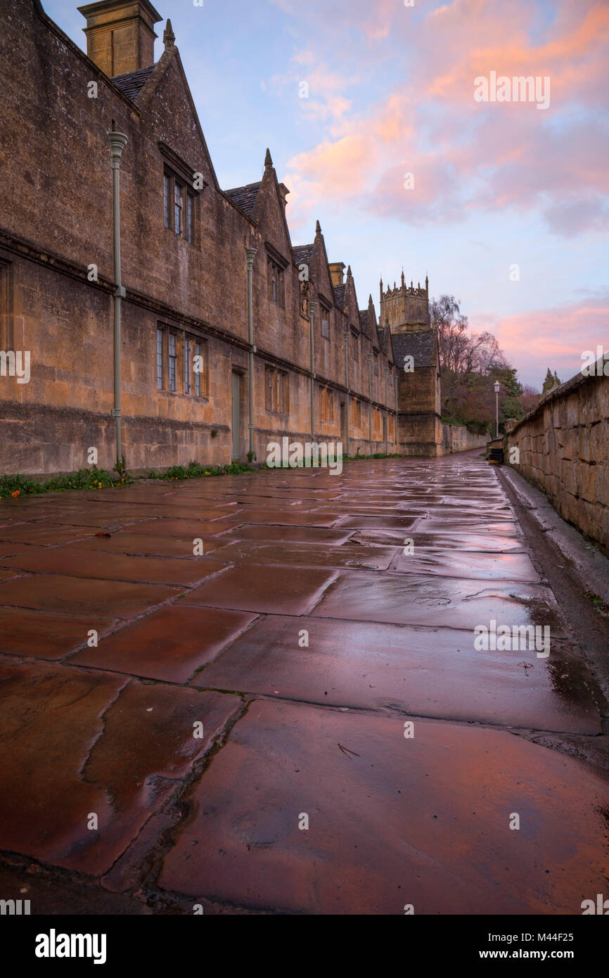 Armenhäuser und St. James Kirche mit feuchten Steinboden bei Sonnenuntergang, Chipping Campden, Cotswolds, Gloucestershire, England, Vereinigtes Königreich, Europa Stockfoto