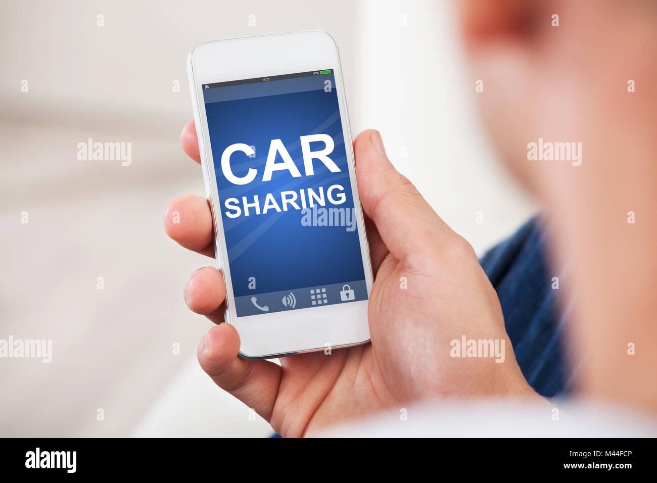 Nahaufnahme der Hand Mann, smart phone mit Car sharing App auf dem Bildschirm zu Hause Stockfoto