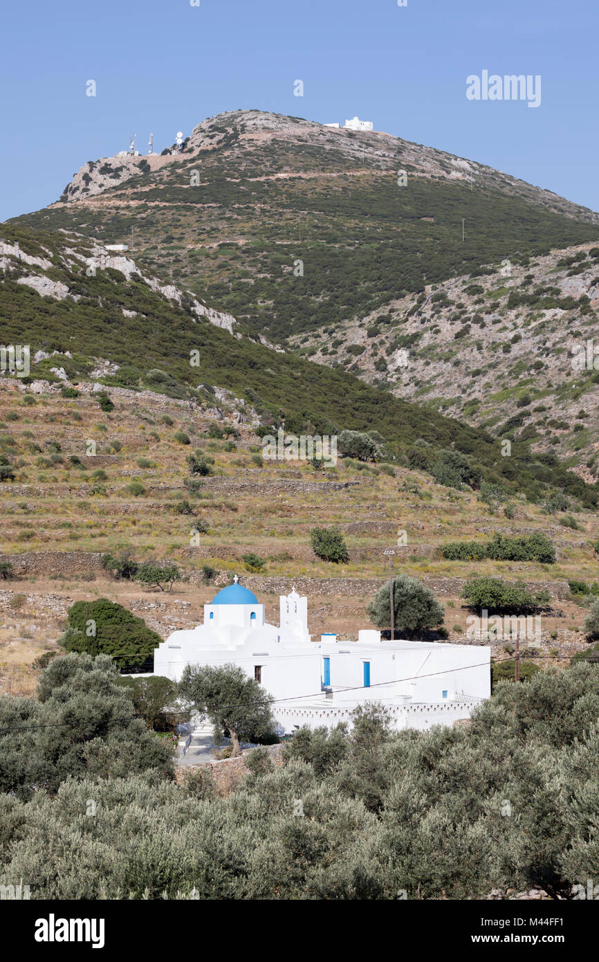 Weiß der Griechisch-orthodoxen Kirche Agios Ioannis Chonis mit Agios Simeon hinter, Sifnos, Kykladen, Ägäis, griechische Inseln, Griechenland, Europa Stockfoto