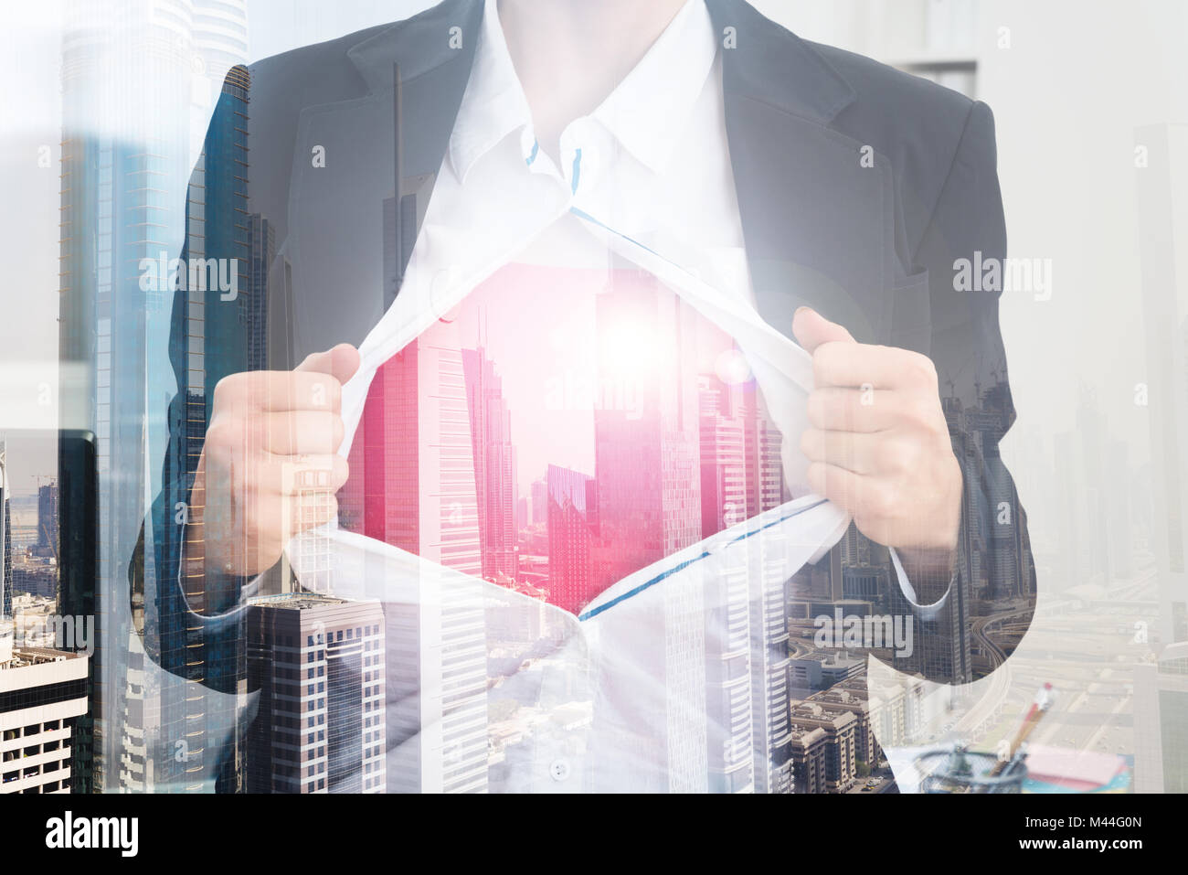 Doppelbelichtung Geschäftsfrau reißen Shirt über Stadt Hintergrund Stockfoto