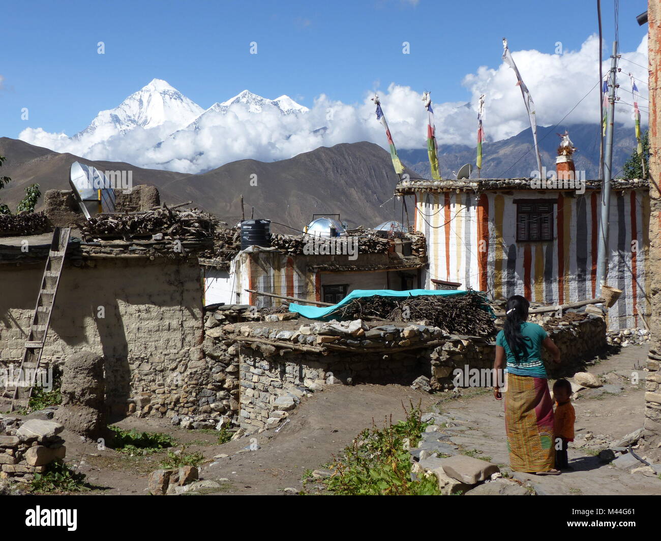 Chongur, Nepal, 20. September 2015: Bunte Dorf Chongur in Nepal, Blick auf die schneebedeckten Berg Dhaulagiri, Annapurna Circuit Trek in Nepal Stockfoto