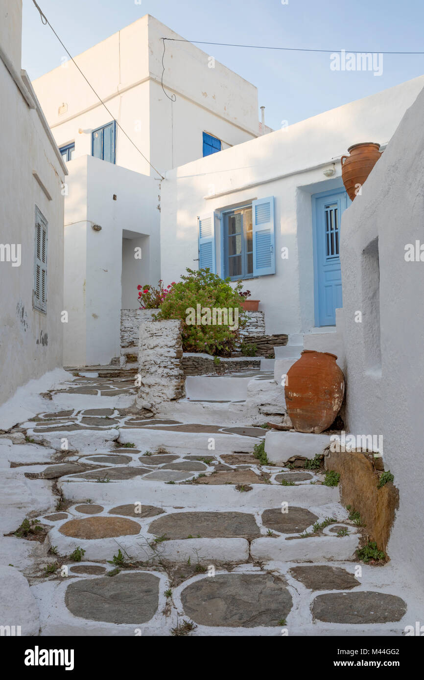 Schmale Straße mit weiß getünchten Häusern in der Stadt von Apollonia, Sifnos, Kykladen, Ägäis, griechische Inseln, Griechenland, Europa Stockfoto