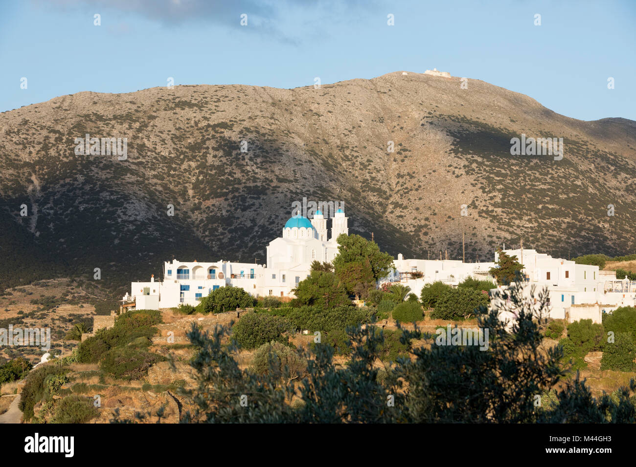 Agios Ioannis Kirche in Ano Petali mit Agios Elissaios hinter, Sifnos, Kykladen, Ägäis, griechische Inseln, Griechenland, Europa Stockfoto