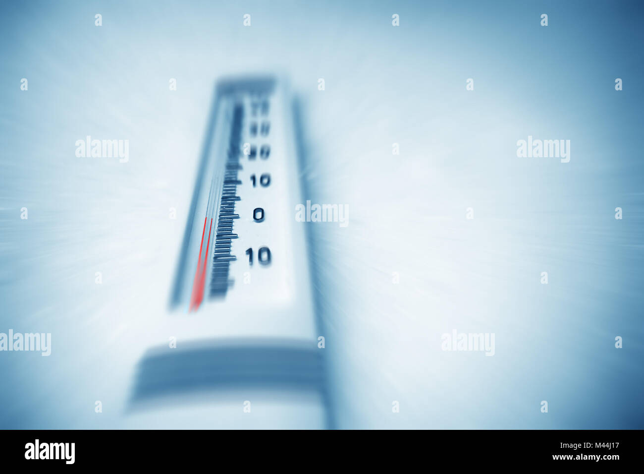 Unter Null. Thermometer zeigt minus Temperatur im kalten Winter. Stockfoto