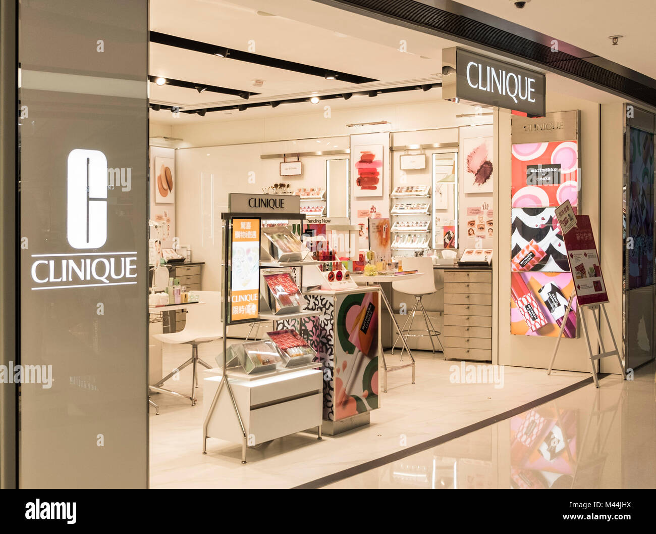 Hong Kong - 11. Februar 2018: Clinique Store in Hongkong. Clinique Laboratories, LLC ist ein US-amerikanischer Hersteller von Hautpflege, Kosmetik, Pflegeprodukte Stockfoto