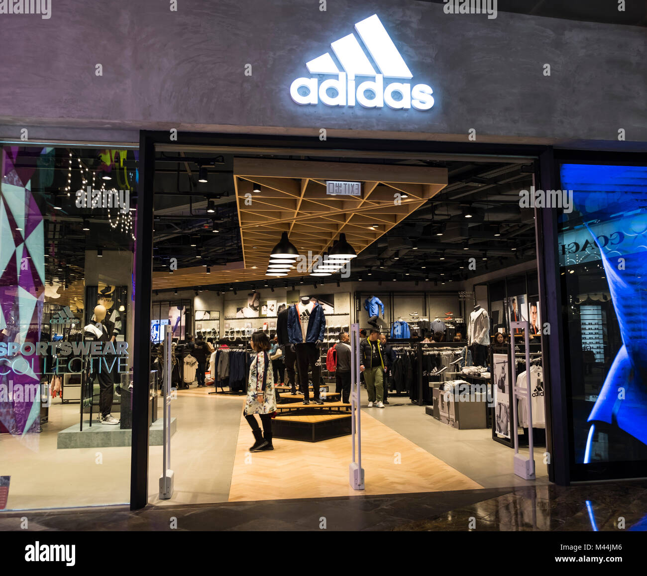 Hong Kong - 11. Februar 2018: Adidas Store in Hongkong. Adidas ist ein deutscher Konzern, der größten Sportswear Hersteller in Europa und die 2. Stockfoto