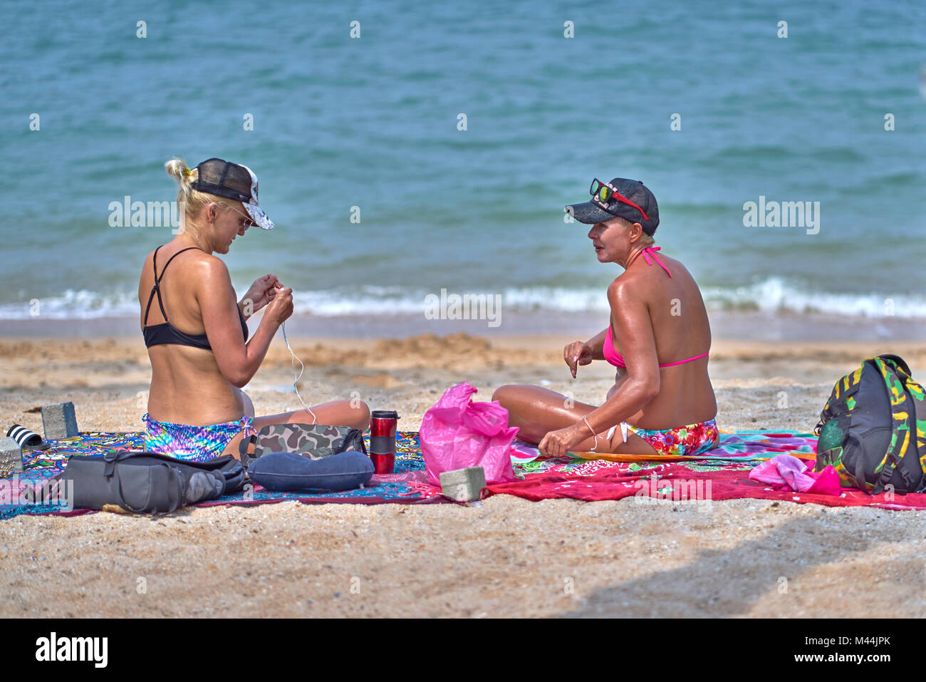 Frauenstrand. Reife Freundinnen in Bikinis am Strand. Pattaya Thailand Südostasien Stockfoto