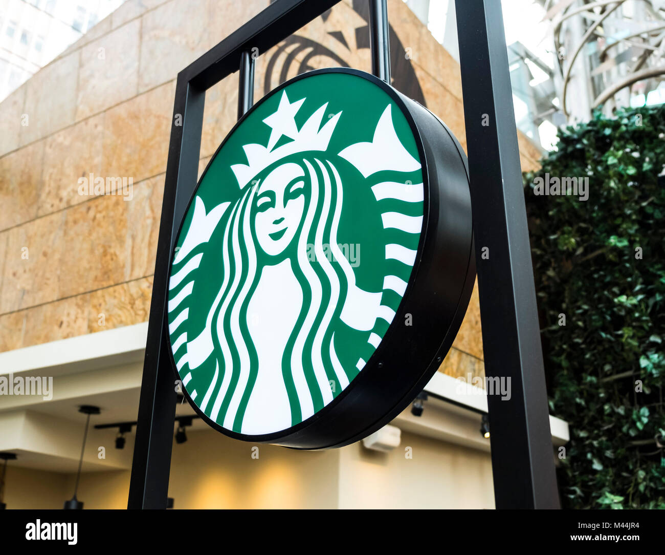 Hong Kong - 11. Februar 2018: Starbucks in Hongkong. Starbucks Corporation ist ein US-amerikanischer Kaffee und Kaffeehaus Kette. Stockfoto