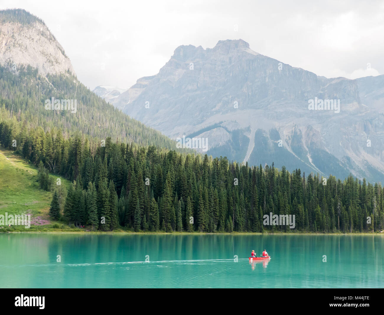 British Columbia in Kanada: Das türkisfarbene Wasser und Umgebung von Emerald Lake Stockfoto