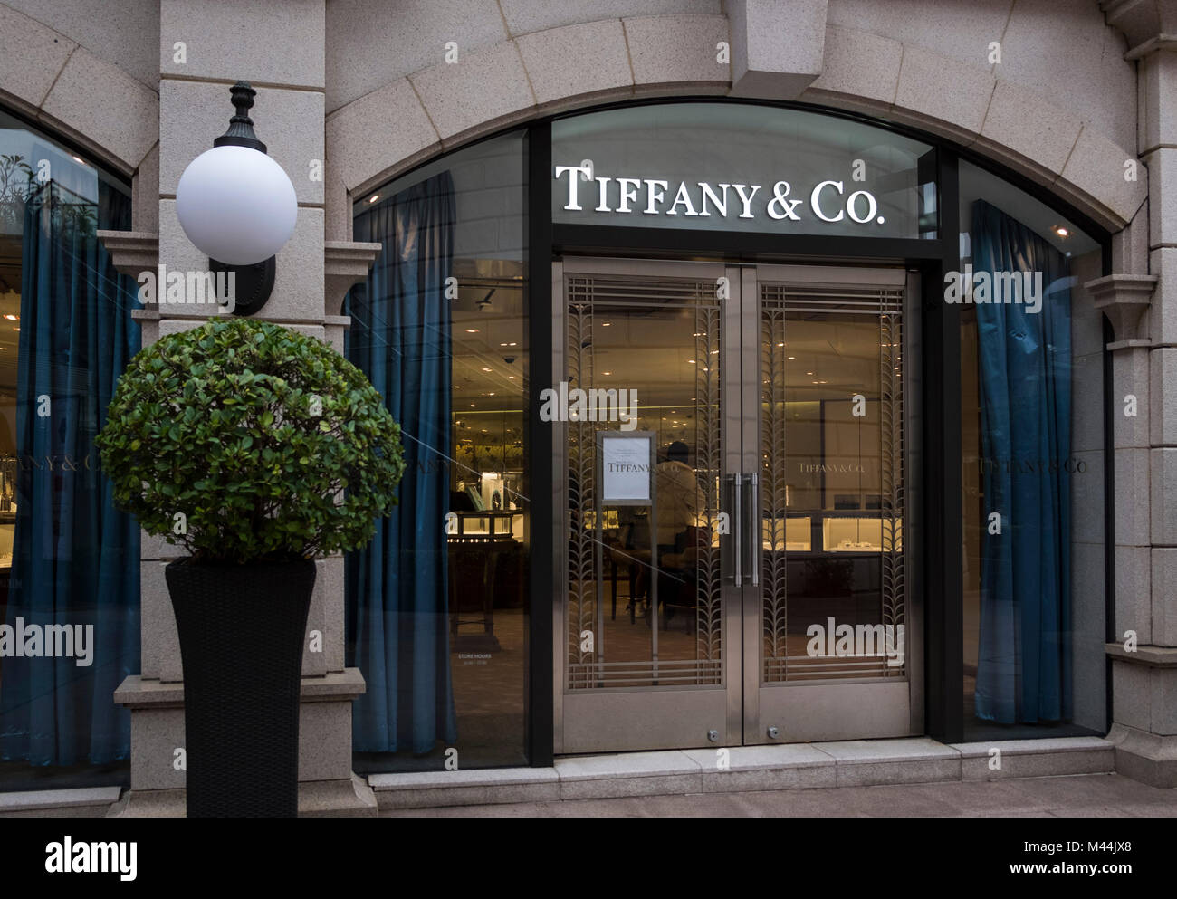 Hongkong - Februar 4, 2018: Tiffany & Co. Retail Mall in Hong Kon. Tiffany's ist ein Luxus Schmuck und Fachhändler mit Sitz in New York C Stockfoto