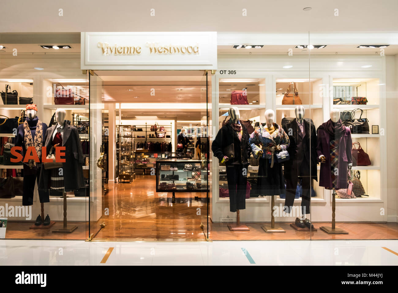 Hongkong - Februar 4, 2018: Vivienne Westwood Fashion Outlet in Hongkong. Berühmt für ihre wegweisenden Punk Mode in den 80er Jahren Stockfoto