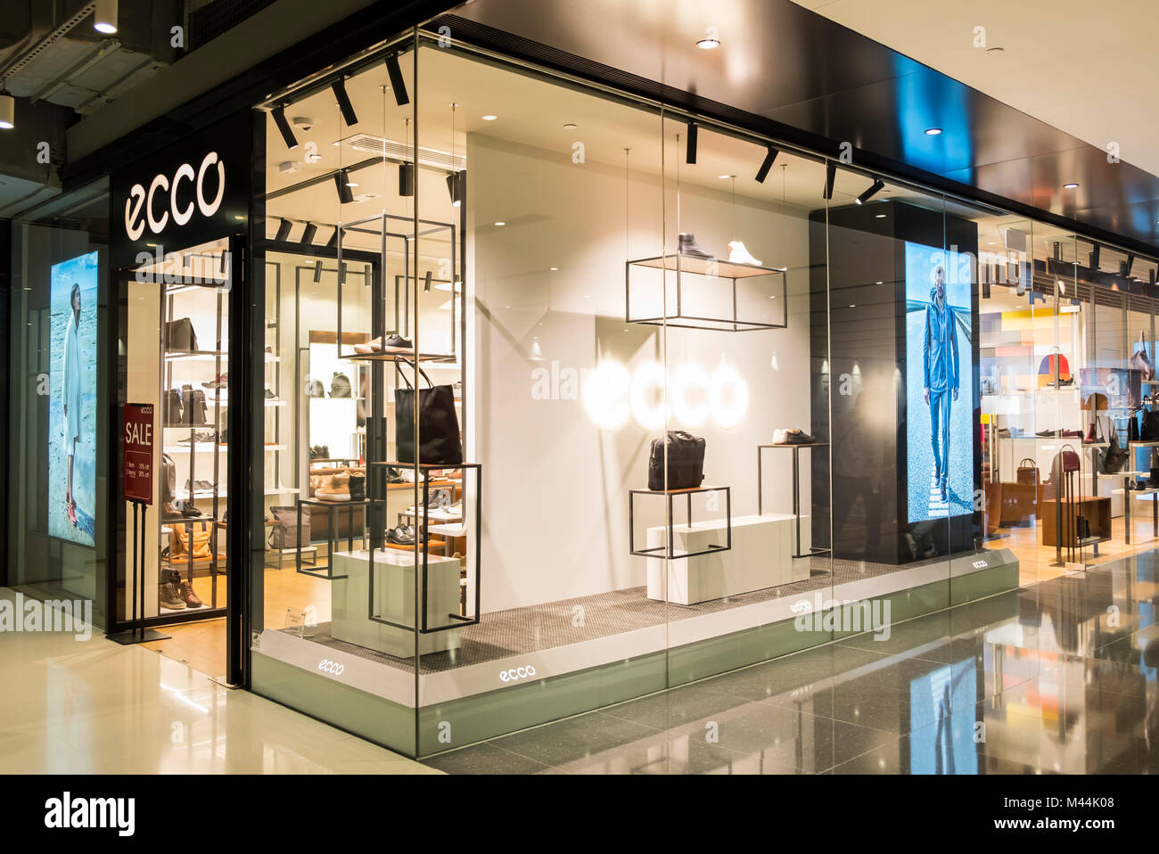 Hongkong - Februar 4, 2018: Ecco schuh Store in Hongkong. Seit 1963, Ecco ist ein dänischer Schuster Unternehmen hohe Qualität, casual Komfortable Stockfoto